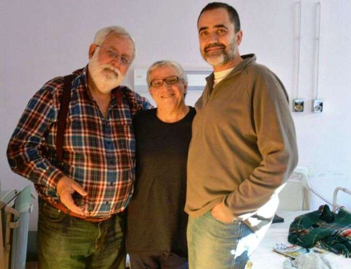 Nino Jiménez (c) con los dos componentes del grupo Arnao (Foto TA)