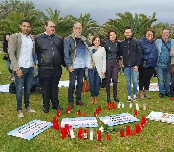 Gregorio Viera con compañeros del PSOE, en la concentración en Maspalomas (Foto TA)