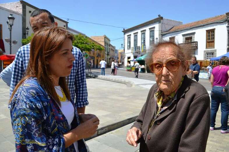 Carmita Morales, en la plaza de San Juan, conversa con la alcaldesa de Telde, en junio de 2015 (Foto TA)