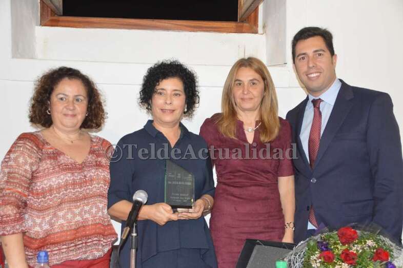 Josefa Milán con el premio que le entregó el PSOE esta noche (Foto TA)