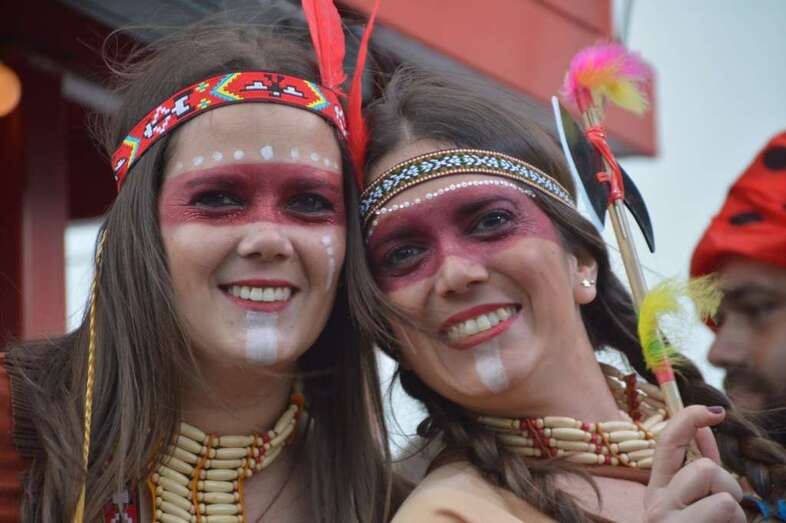 Dos guapas mascaritas que participaban en una de las 30 carrozas del coso carnavalero de Telde (Foto TA)