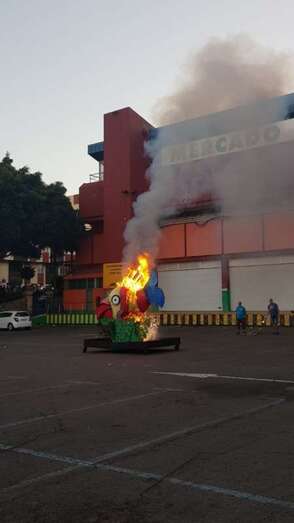 Momento de la quema de la sardina (Foto TA)