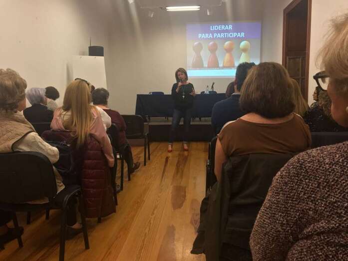 Momento de la charla de esta tarde-noche en la Casa Condal (Foto TA)
