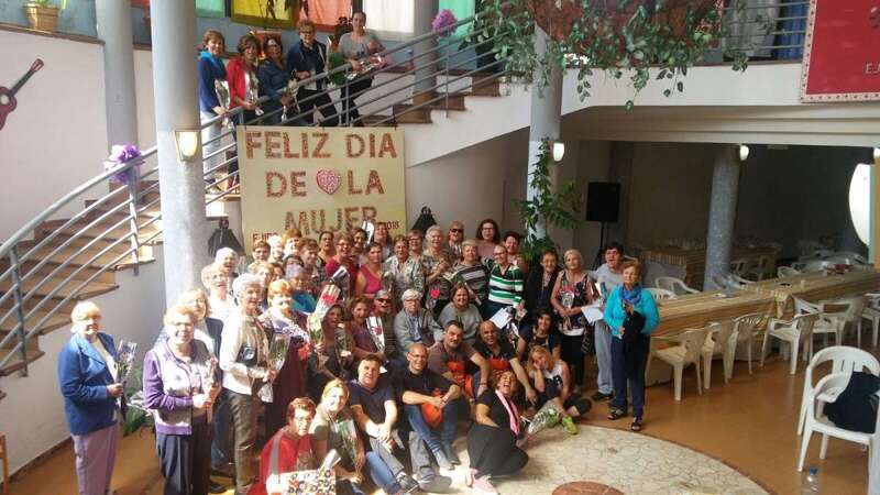 Foto de familia de los asistentes al desayuno sano (Foto TA)