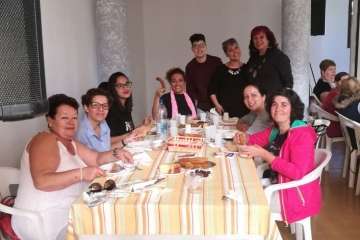 El Ejido sorprende a sus mujeres con un desayuno saludable servido por hombres (Foto TA)