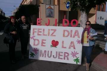 El Ejido sorprende a sus mujeres con un desayuno saludable servido por hombres (Foto TA)