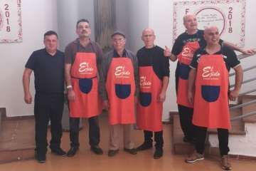 El Ejido sorprende a sus mujeres con un desayuno saludable servido por hombres (Foto TA)