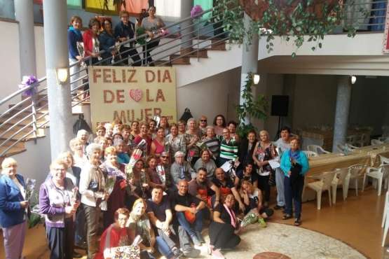 El Ejido sorprende a sus mujeres con un desayuno saludable servido por hombres (Foto TA)