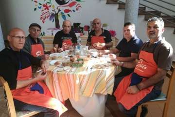 El Ejido sorprende a sus mujeres con un desayuno saludable servido por hombres (Foto TA)