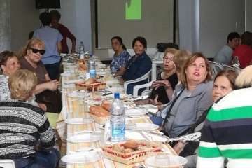 El Ejido sorprende a sus mujeres con un desayuno saludable servido por hombres (Foto TA)
