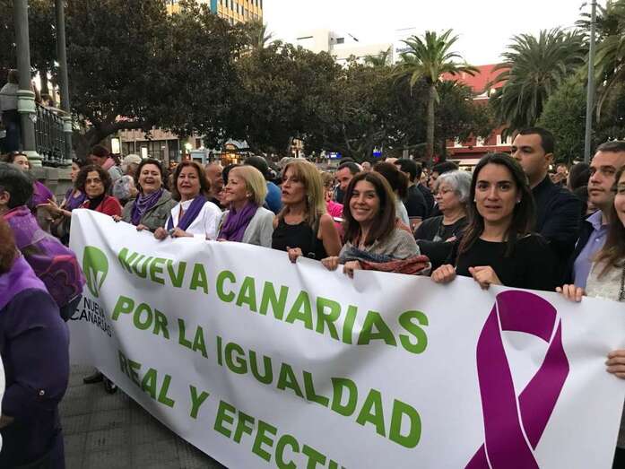 La alcaldesa de Telde, Carmen Hernández, con un grupo de mujeres que portan una pancarta en la protesta de esta tarde en la capital (Foto TA)