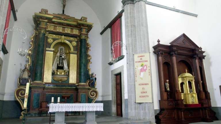 Vista del altar de la iglesia de San Gregorio. Al lado del santo se aprecia el agujero que atribuyen a un tiro (Foto TA)