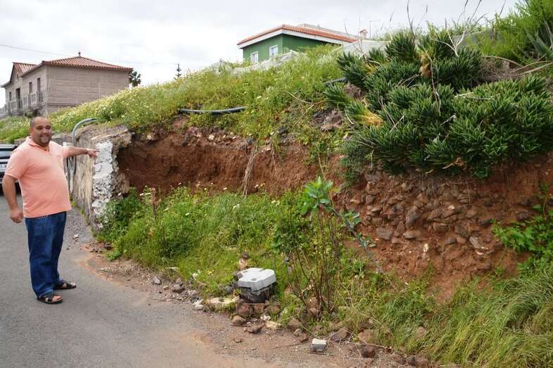 Alfredo Melián señala el lugar donde se producen derrumbes en la calle de Mazurca (Foto TA)