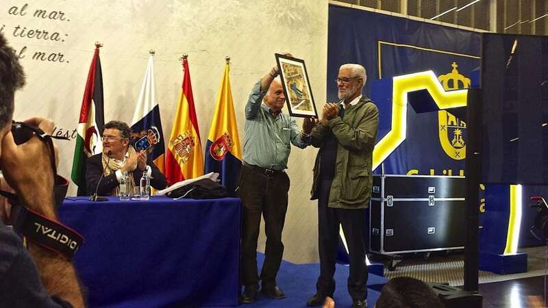 Momento de la entrega del cuadro (Foto TA)