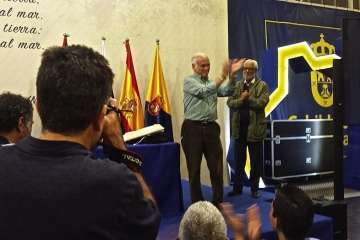 El artista Martín Feo dona un cuadro a la RASD (Foto TA)