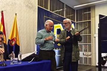 El artista Martín Feo dona un cuadro a la RASD (Foto TA)