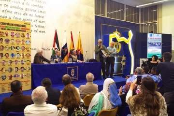 El artista Martín Feo dona un cuadro a la RASD (Foto TA)