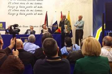 El artista Martín Feo dona un cuadro a la RASD (Foto TA)