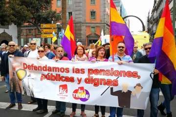 Telde se echa a la calle en la capital por la mejora de las pensiones (Foto José M. García y TA)