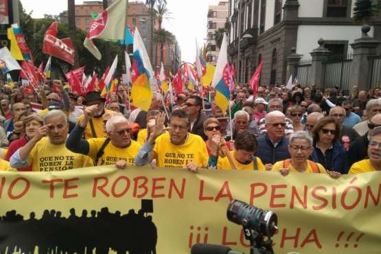 Telde se echa a la calle en la capital por la mejora de las pensiones (Foto José M. García y TA)