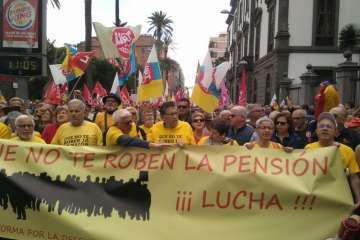 Telde se echa a la calle en la capital por la mejora de las pensiones (Foto José M. García y TA)