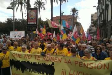 Telde se echa a la calle en la capital por la mejora de las pensiones (Foto José M. García y TA)