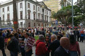 Telde se echa a la calle en la capital por la mejora de las pensiones (Foto José M. García y TA)