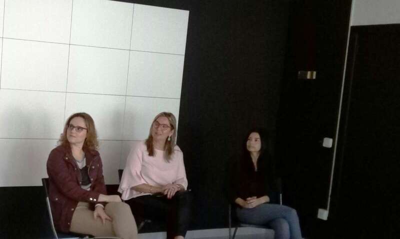 María González Calderín (c), con otras participantes en la tertulia (Foto TA)