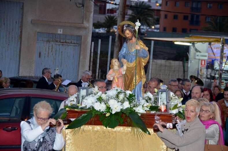 Momento de la procesión de esta noche (Foto TA)
