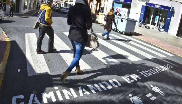 Paso de peatones que luce eslóganes igualitarios, en una imagen de archivo (Foto Efe)