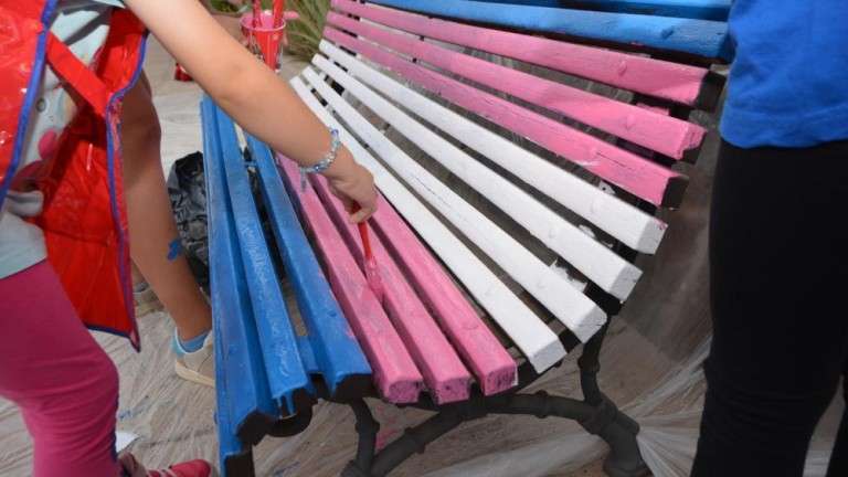 Banco pintado con los colores de la bandera del colectivo transexual (Foto TA)