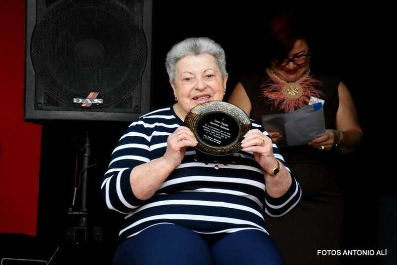 El barrio homenajeó a Tita Pulido, que ha dedicado toda su vida al mundo del calado (Foto Antonio Alí)