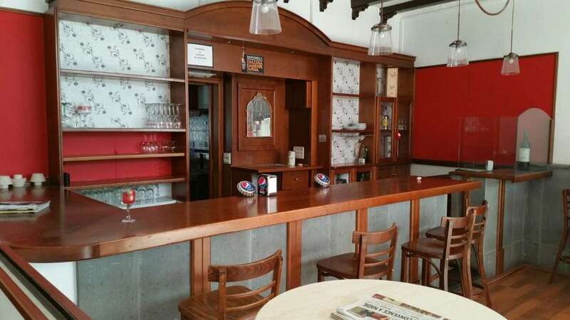 La barra de la cantina que da al salón principal de El Casino, este mediodía (Foto TA)