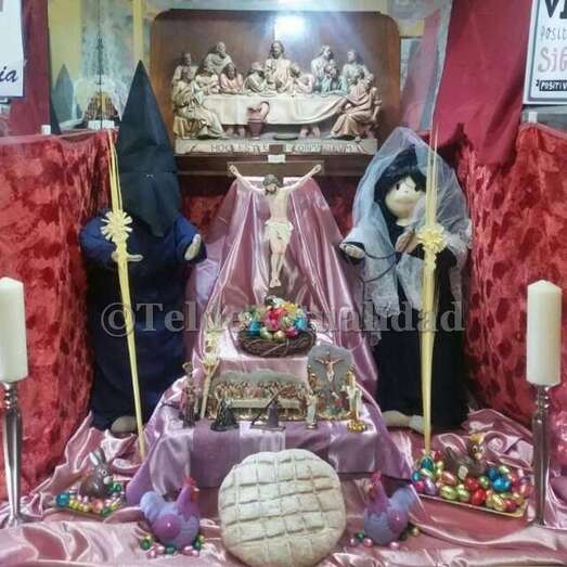 Rinconcito del local decorado con una creación alusiva a la Semana Santa (Foto TA)