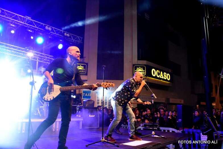 Actuación del grupo U2. Tribute, en la Avenida de la Constitución (Foto Antonio Alí)