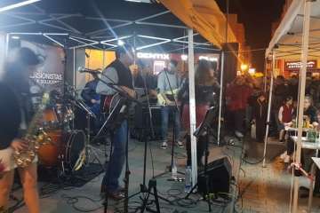 Telde celebra el cambio horario con humor y música en directo (Foto Antonio Alí y  Francisco Javier Santana)