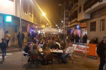 Telde celebra el cambio horario con humor y música en directo (Foto Antonio Alí y  Francisco Javier Santana)