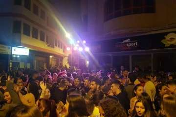 Telde celebra el cambio horario con humor y música en directo (Foto Antonio Alí y  Francisco Javier Santana)