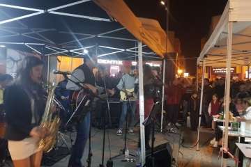 Telde celebra el cambio horario con humor y música en directo (Foto Antonio Alí y  Francisco Javier Santana)