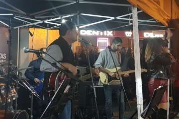 Telde celebra el cambio horario con humor y música en directo (Foto Antonio Alí y  Francisco Javier Santana)
