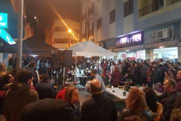 Telde celebra el cambio horario con humor y música en directo (Foto Antonio Alí y  Francisco Javier Santana)