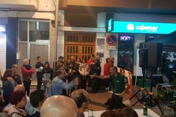 Telde celebra el cambio horario con humor y música en directo (Foto Antonio Alí y  Francisco Javier Santana)