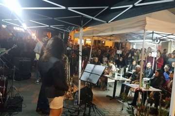 Telde celebra el cambio horario con humor y música en directo (Foto Antonio Alí y  Francisco Javier Santana)