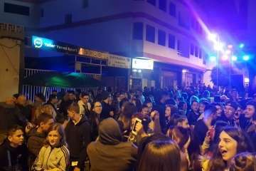 Telde celebra el cambio horario con humor y música en directo (Foto Antonio Alí y  Francisco Javier Santana)