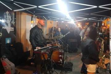Telde celebra el cambio horario con humor y música en directo (Foto Antonio Alí y  Francisco Javier Santana)