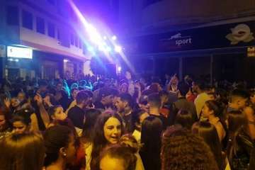 Telde celebra el cambio horario con humor y música en directo (Foto Antonio Alí y  Francisco Javier Santana)