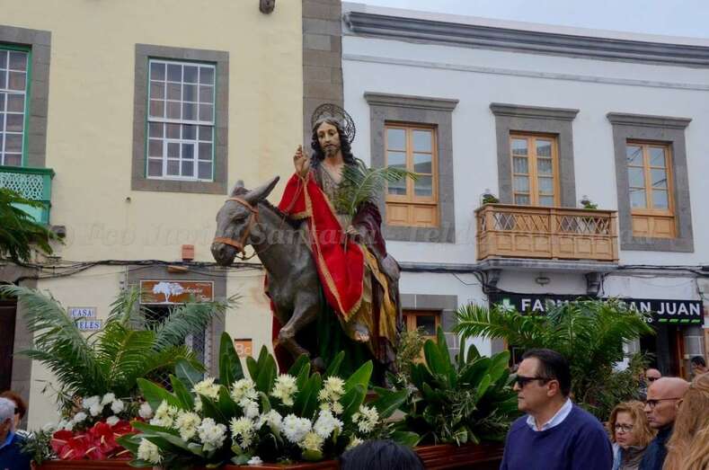 La procesión salió del templo de San Juan al filo de las 13.00 horas (Foto Francisco Javier Santana)
