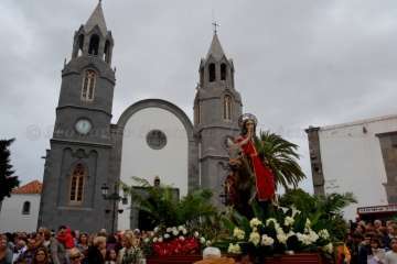 La procesión de La Burrita se abre paso en San Juan (Foto Francisco Javier Santana)