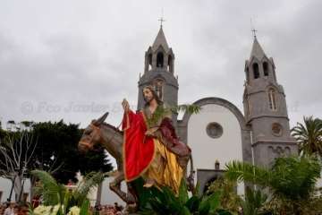 La procesión de La Burrita se abre paso en San Juan (Foto Francisco Javier Santana)