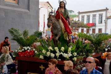 La procesión de La Burrita se abre paso en San Juan (Foto Francisco Javier Santana)